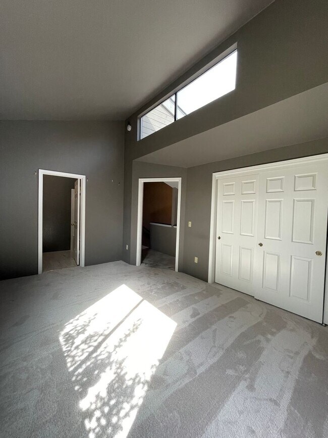 Building Photo - Beautiful End Unit Condo in Bennett Valley!