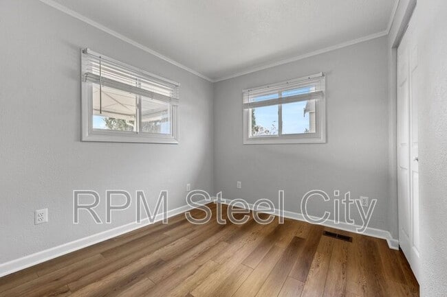 Building Photo - 903 W 15th St