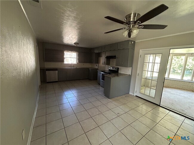 Building Photo - 1302 Cedar Dr