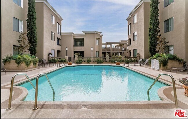 Building Photo - 8455 Fountain Ave