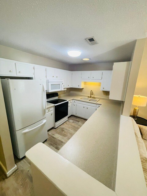 Building Photo - 11 Mulberry Ln