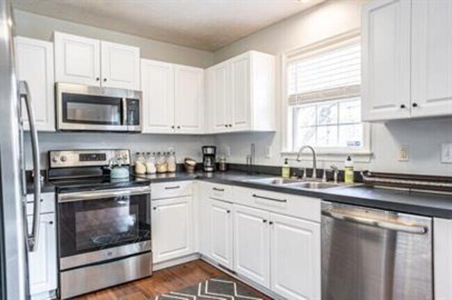 Building Photo - 475 Northview Dr