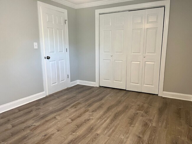 Building Photo - Rehabbed 2 Bedroom In Prime Lake Bluff Location - Pet Friendly - Free Parking!