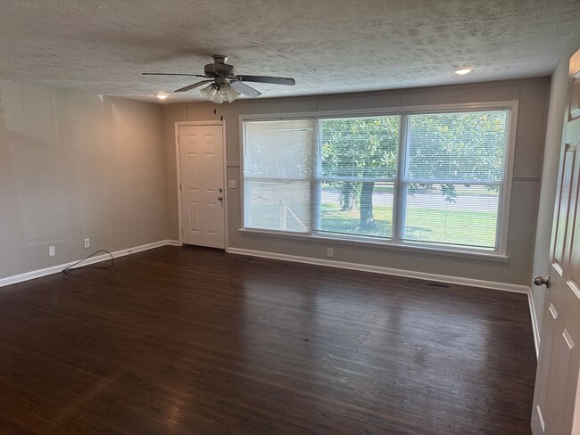 Building Photo - Awesome 4 or 5 Bedroom with 1.5 bath