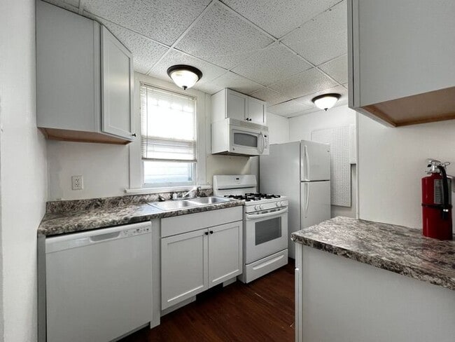 Building Photo - $2,200 | 4 Bedroom, 2 Bathroom House | Dog...