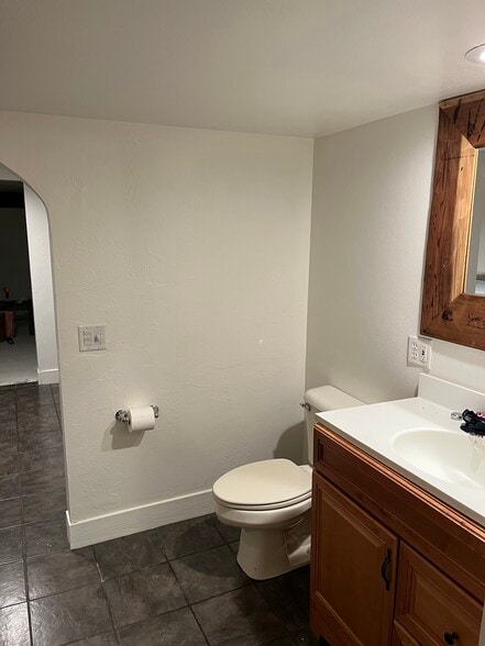 Basement bathroom - 210 Lox Ct