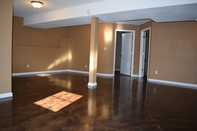Building Photo - Beautiful spacious home in Waynesville