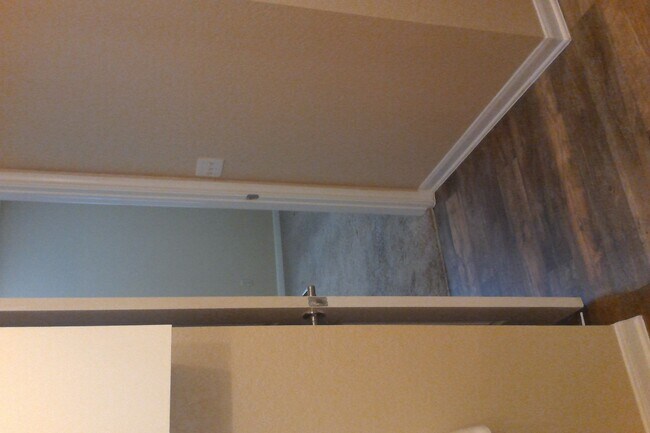 Building Photo - 1 Bedroom Condo in Downtown Free Water, Sewer, Trash and Pest Control!