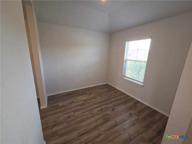 Building Photo - 1049 Velvet Ct