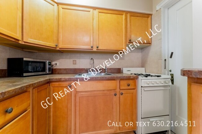 Building Photo - *** 2 FREE WEEKS OF RENT! SPACIOUS 1 BED I...