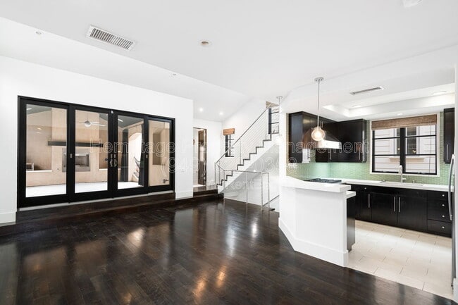 Building Photo - 435 1/2 Carnation Avenue