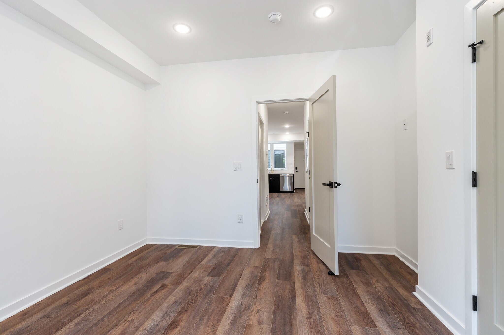 Building Photo - 608 S American St