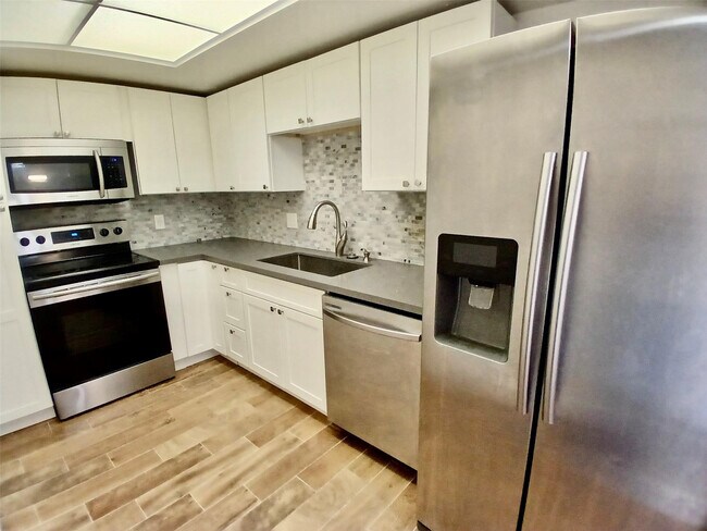 Building Photo - 5951 Wellesley Park Dr