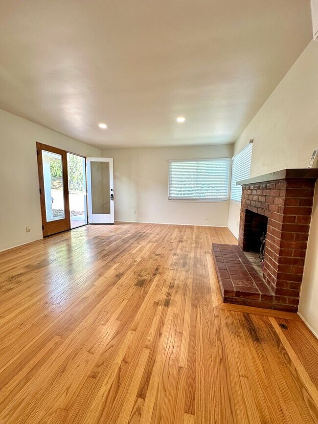 Building Photo - Beautifully Remodeled Unit on the East Side of Santa Barbara