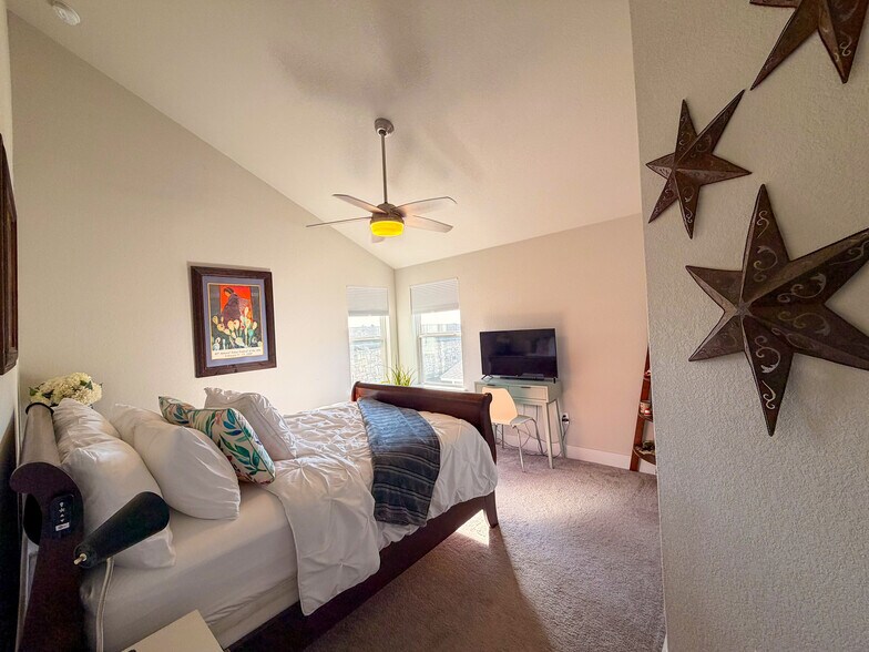 Guest room 2 - 11001 Charger Way