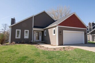 Building Photo - Luxury Lakeside Living – 3 Bed, 2.5 Bath Home with Stunning Views