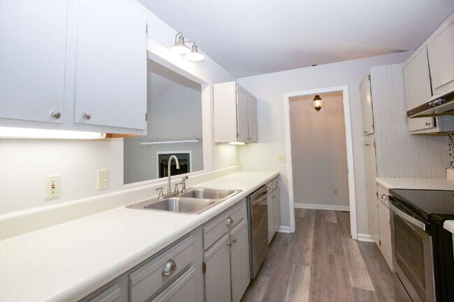 Building Photo - 50 Surry Cir N
