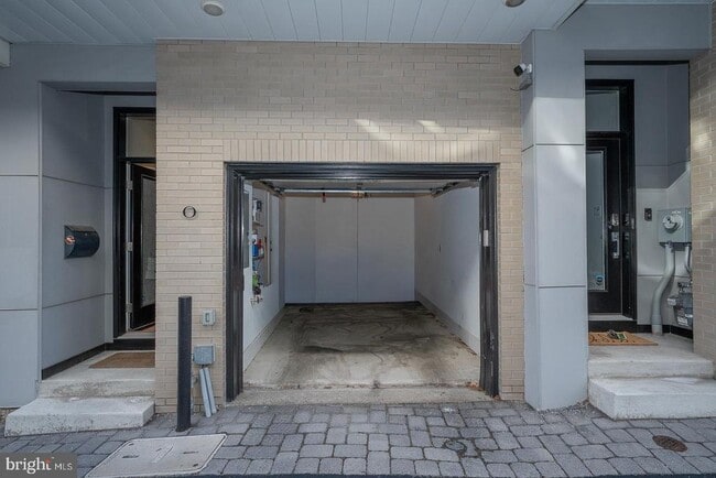 Building Photo - 1326 N Mascher St