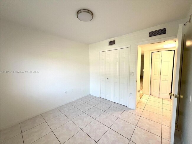 Building Photo - 1240 SE 28th Ct