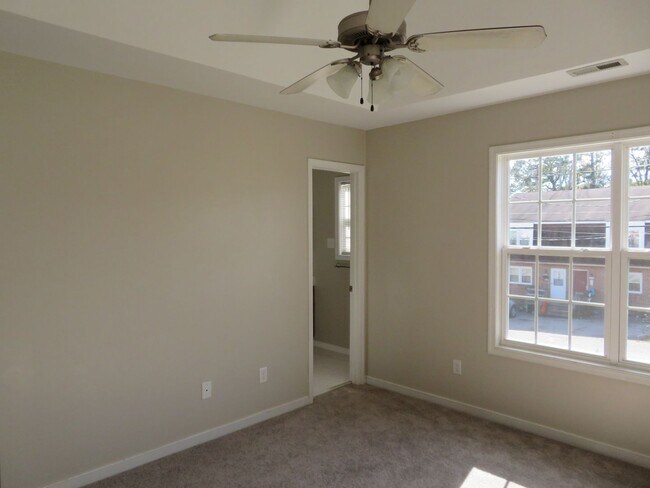 Building Photo - Colonial Heights