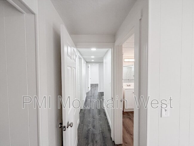 Building Photo - 1011 Claremont Dr