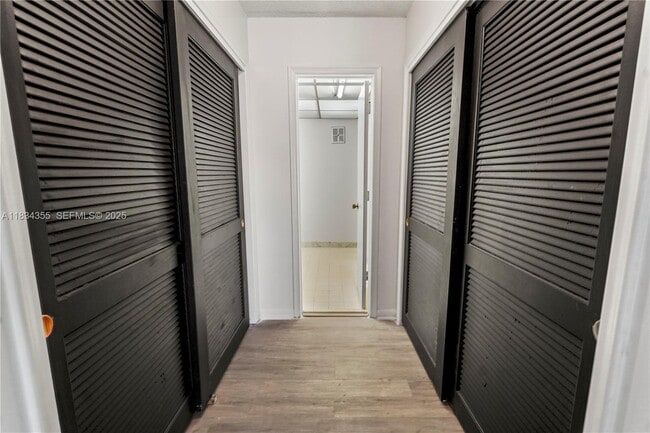 Building Photo - 6556 Racquet Club Dr