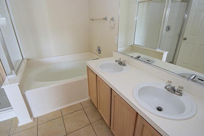 Building Photo - 3 BEDROOM 2 BATH COZY HOME WITH NEW UPGRAD...