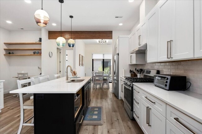 Building Photo - Downtown Townhouse