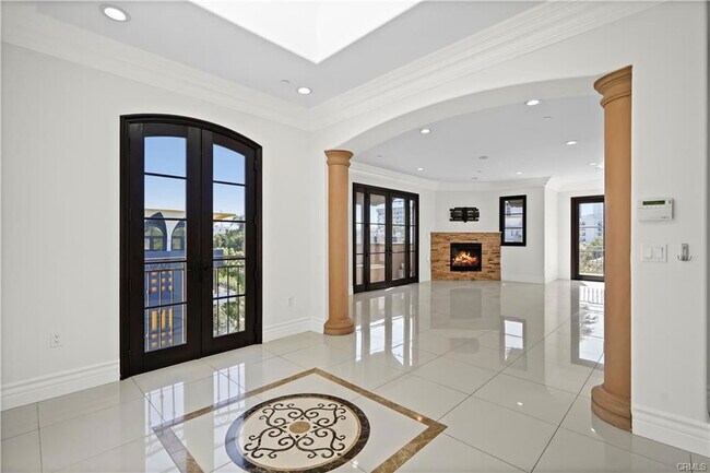Building Photo - 462 S Maple Dr