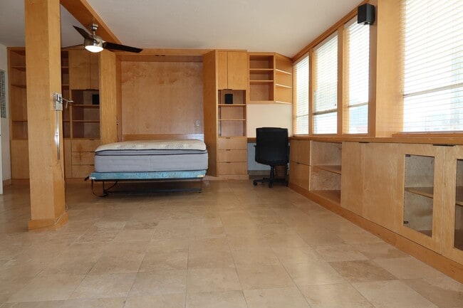 Building Photo - Downtown Studio / Home Office / All Bills ...