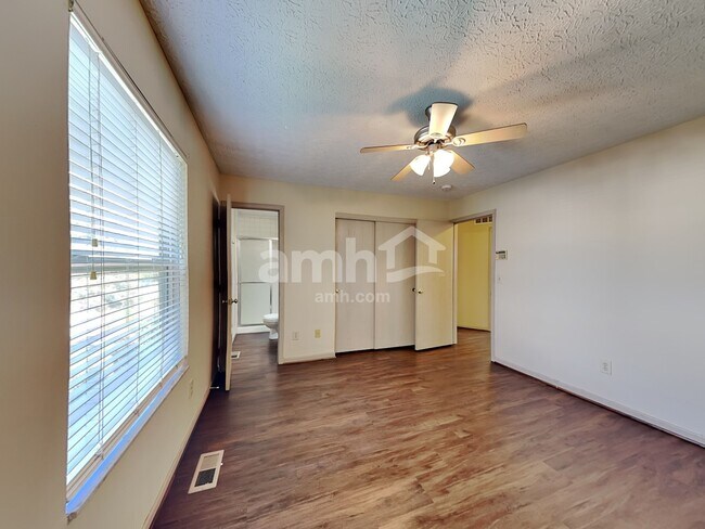 Building Photo - 2097 Earlsway Dr