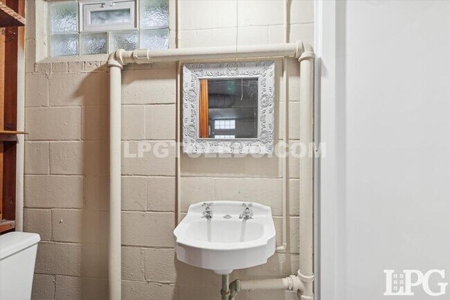 Building Photo - 4336 Lyman Ave