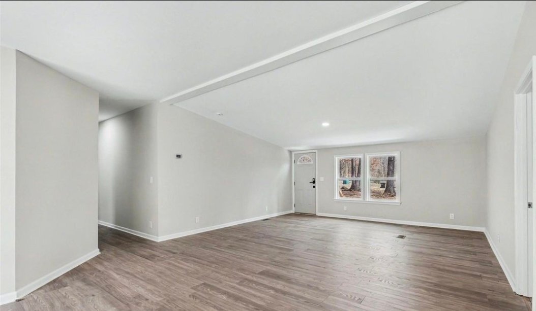 Building Photo - 5050 Park Creek Dr