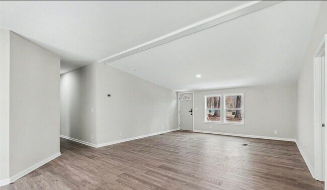 Building Photo - 5050 Park Creek Dr