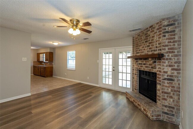 Building Photo - 4620 Glen Oaks Cir