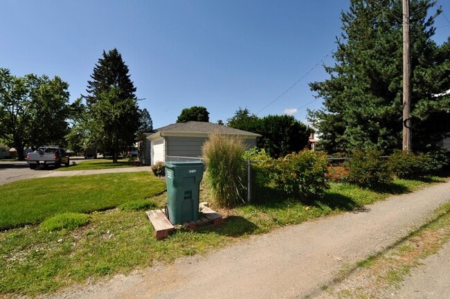 Building Photo - Charming 2 bed 1 bath bungalow with 2nd living room