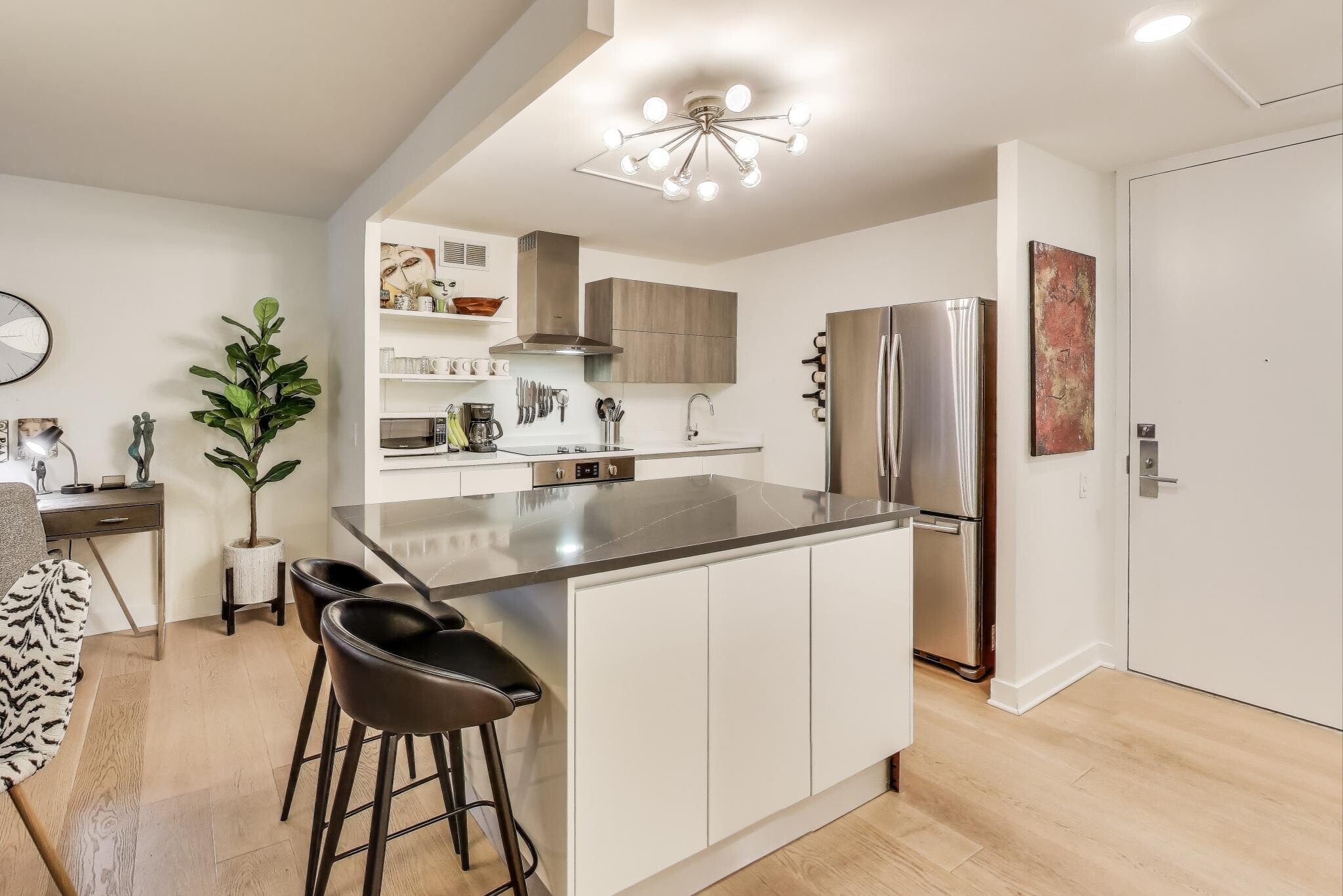 Building Photo - 110 E Delaware Pl