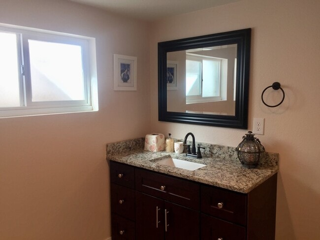 Building Photo - 3 bed/ 3 bath Home in Mayfair