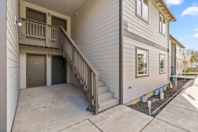 Building Photo - 2901 SE Salem Ave