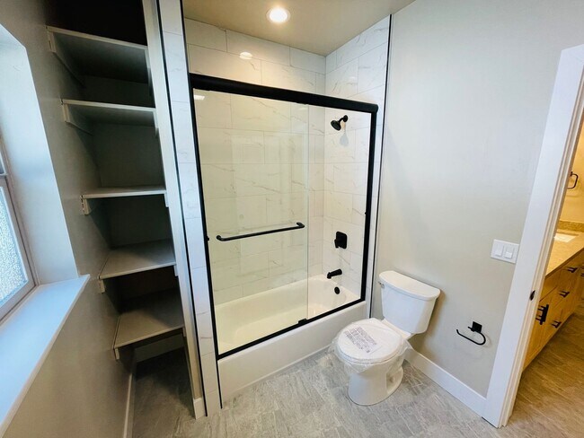 Building Photo - 3 bed 2 bath 1 car garage townhouse in Sou...