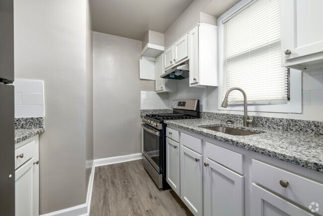 1BR, 1BA – 594SF - Kitchen - Capitol Square Apartments