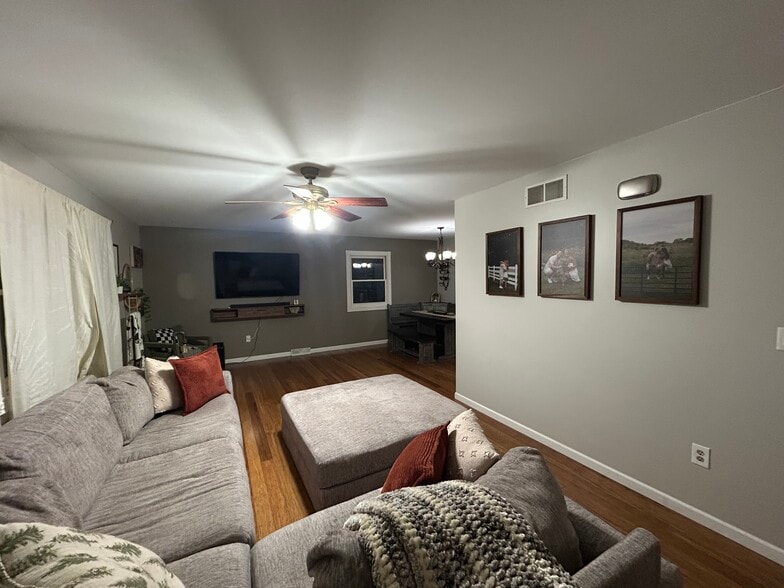 Building Photo - 479 Meadow Ln