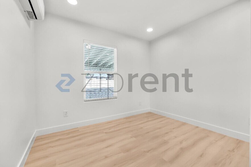 Building Photo - Unit