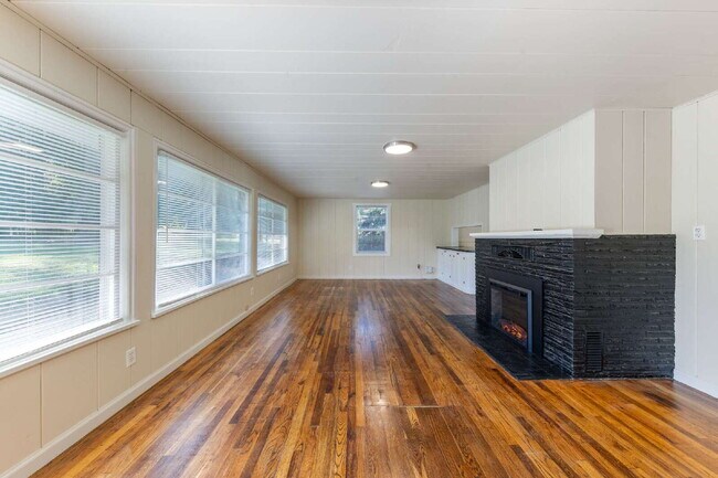 Building Photo - Updated 3 bedroom duplex