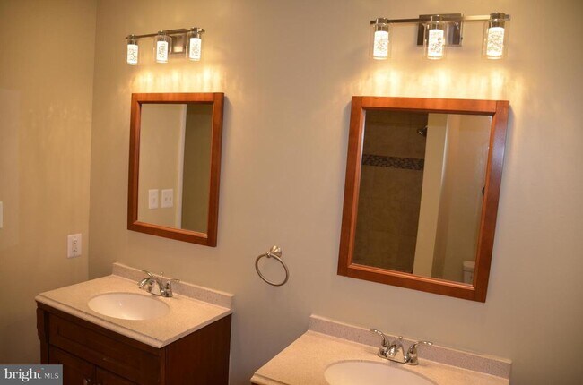 Building Photo - 1046 Spring Valley Ct