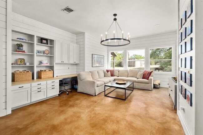 Building Photo - 2300 W Fitzhugh Rd