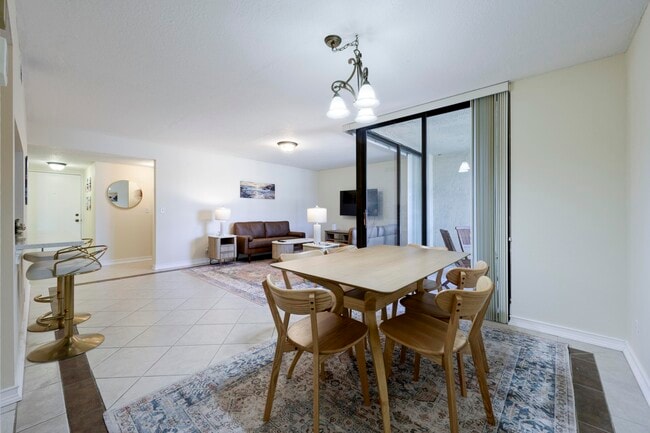 Building Photo - 825 Egret Cir