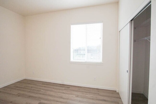Building Photo - App Fee Special: Top Floor Modern 2 Bdr w/ W&D + AC!
