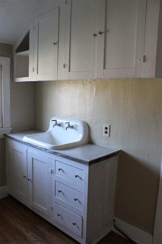 Building Photo - 526 E 11th St