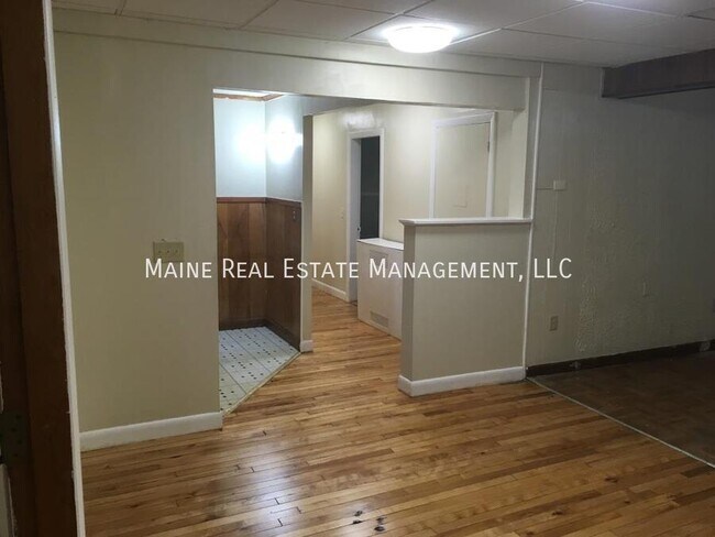 Building Photo - 569 Hammond St
